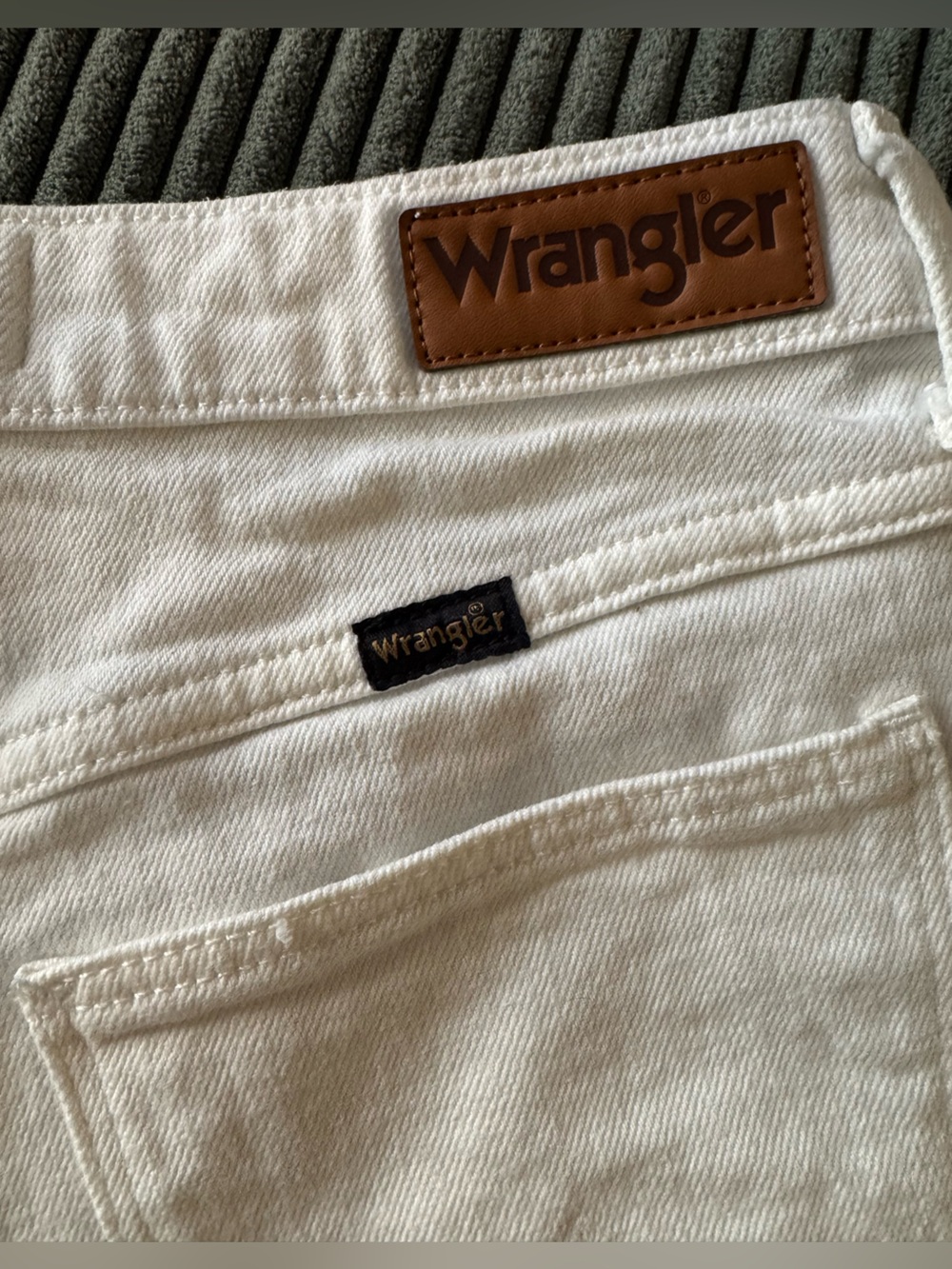 Wrangler Mid-Rise Vintage Denim Shorts White Frayed Hem Size 4 - Picture 3 of 5